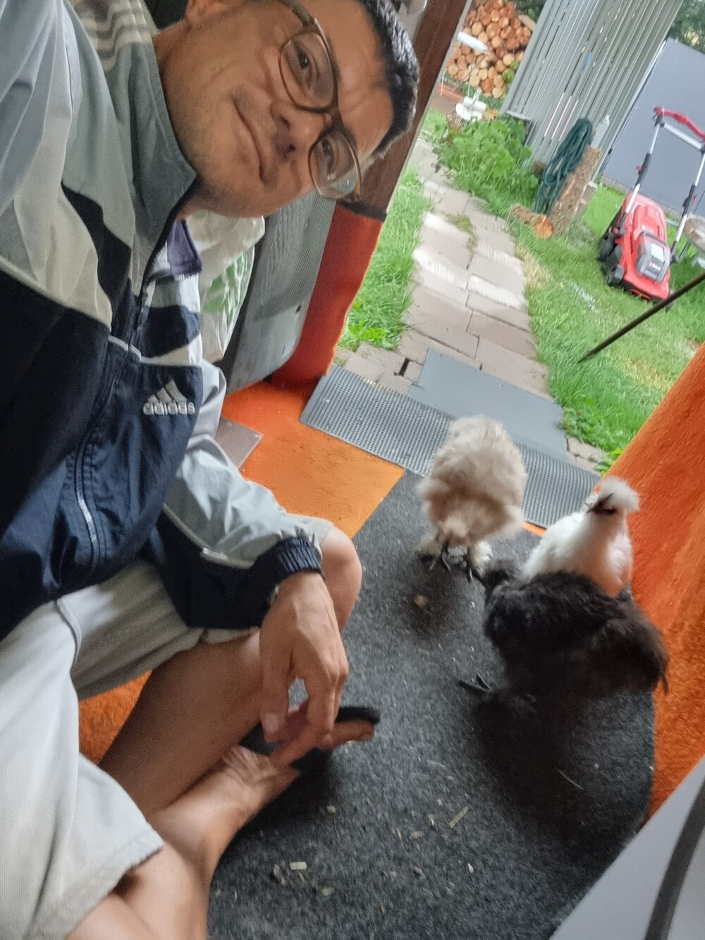 Rene mit X, Daisy und BlackLove vor der Haustür